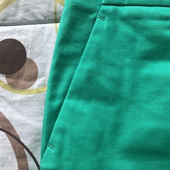 Ann Taylor green skirt size 2-4, 2 front, 2 back pockets, like new,  Cotton. - Picture 2 of 4